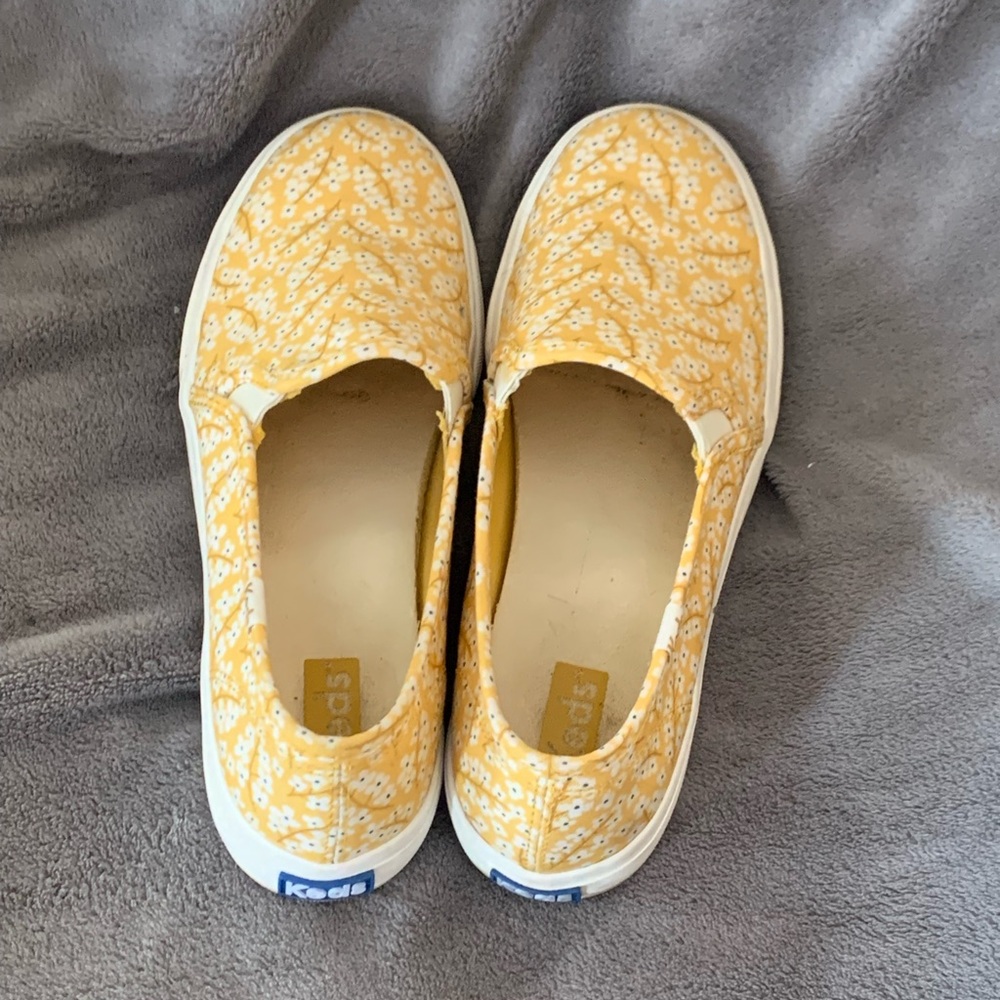 Keds size 8 yellow floral slip-on shoes
